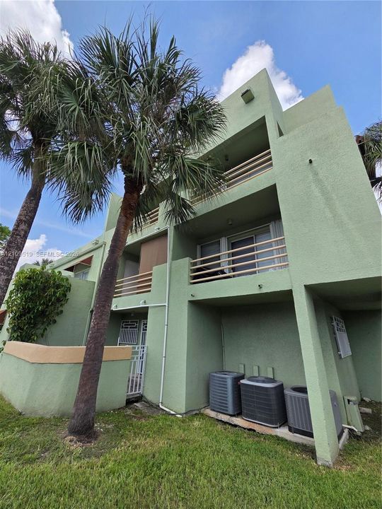 For Sale: $350,000 (2 beds, 2 baths, 1009 Square Feet)