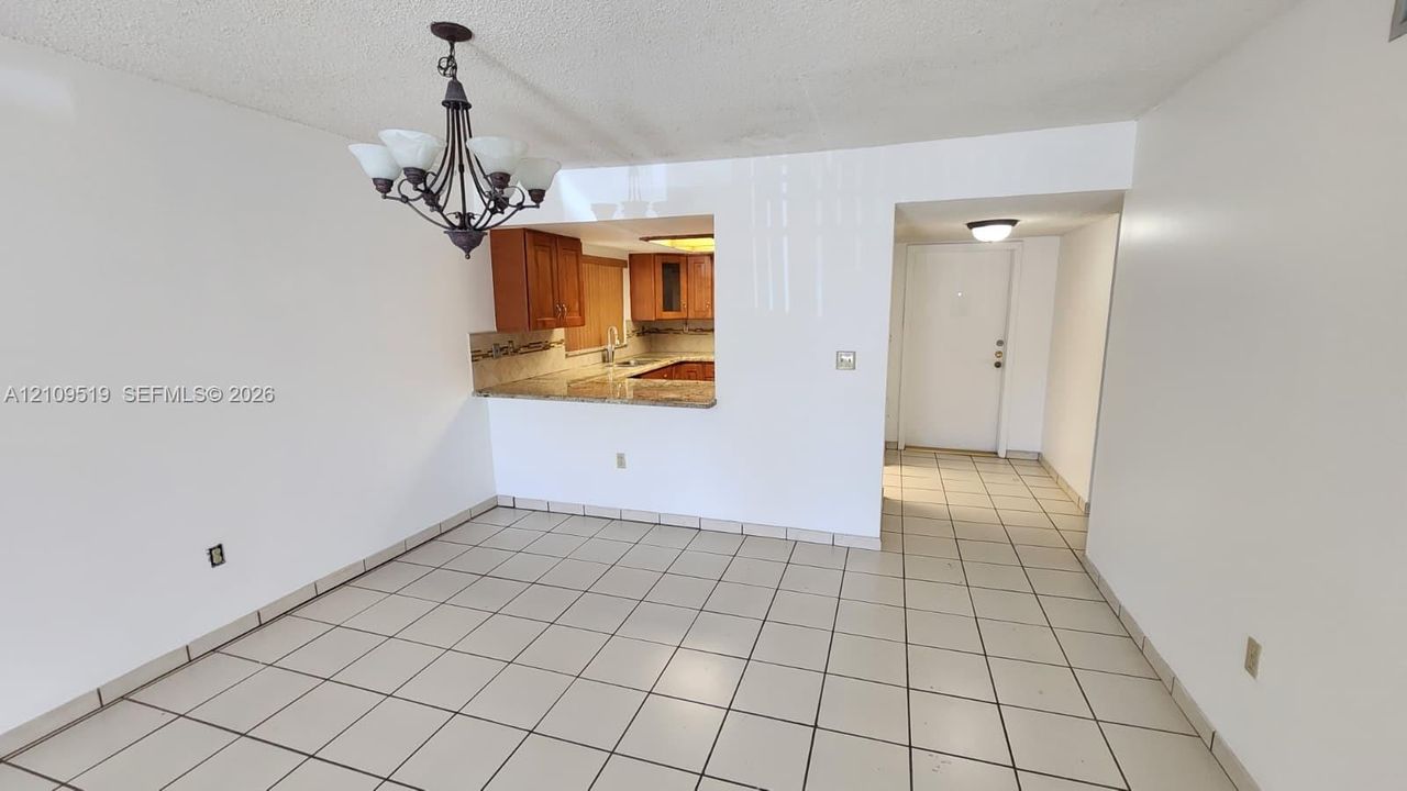 For Sale: $350,000 (2 beds, 2 baths, 1009 Square Feet)