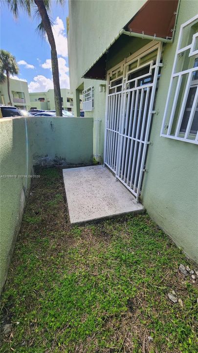 For Sale: $350,000 (2 beds, 2 baths, 1009 Square Feet)