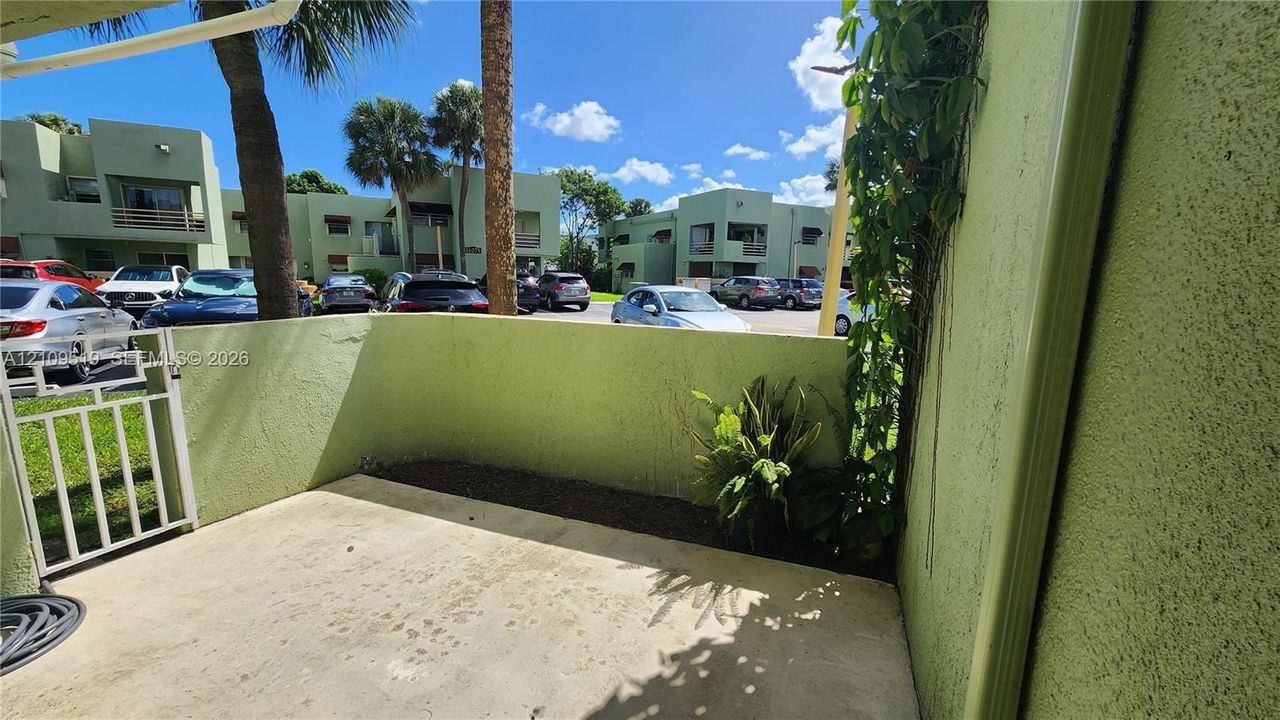For Sale: $350,000 (2 beds, 2 baths, 1009 Square Feet)