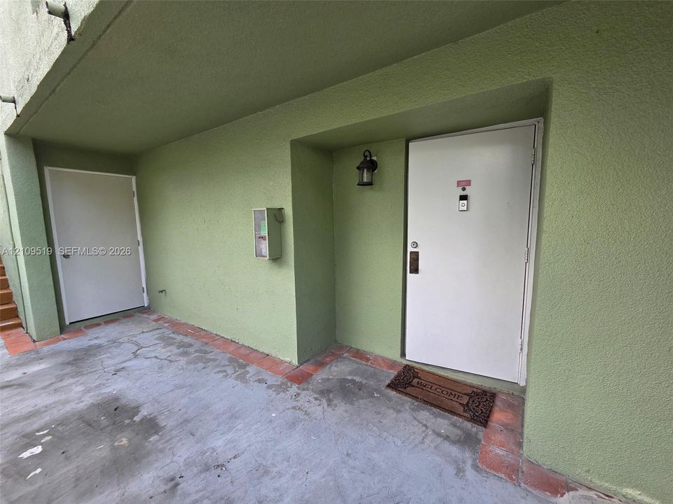 For Sale: $350,000 (2 beds, 2 baths, 1009 Square Feet)