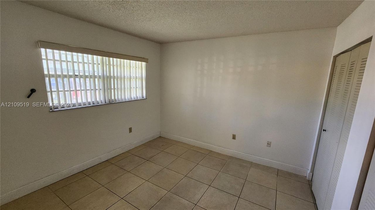 For Sale: $350,000 (2 beds, 2 baths, 1009 Square Feet)