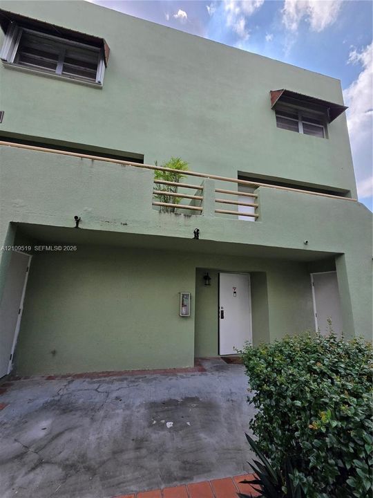 For Sale: $350,000 (2 beds, 2 baths, 1009 Square Feet)