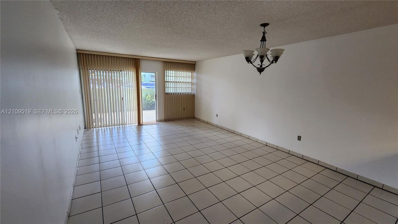 For Sale: $350,000 (2 beds, 2 baths, 1009 Square Feet)