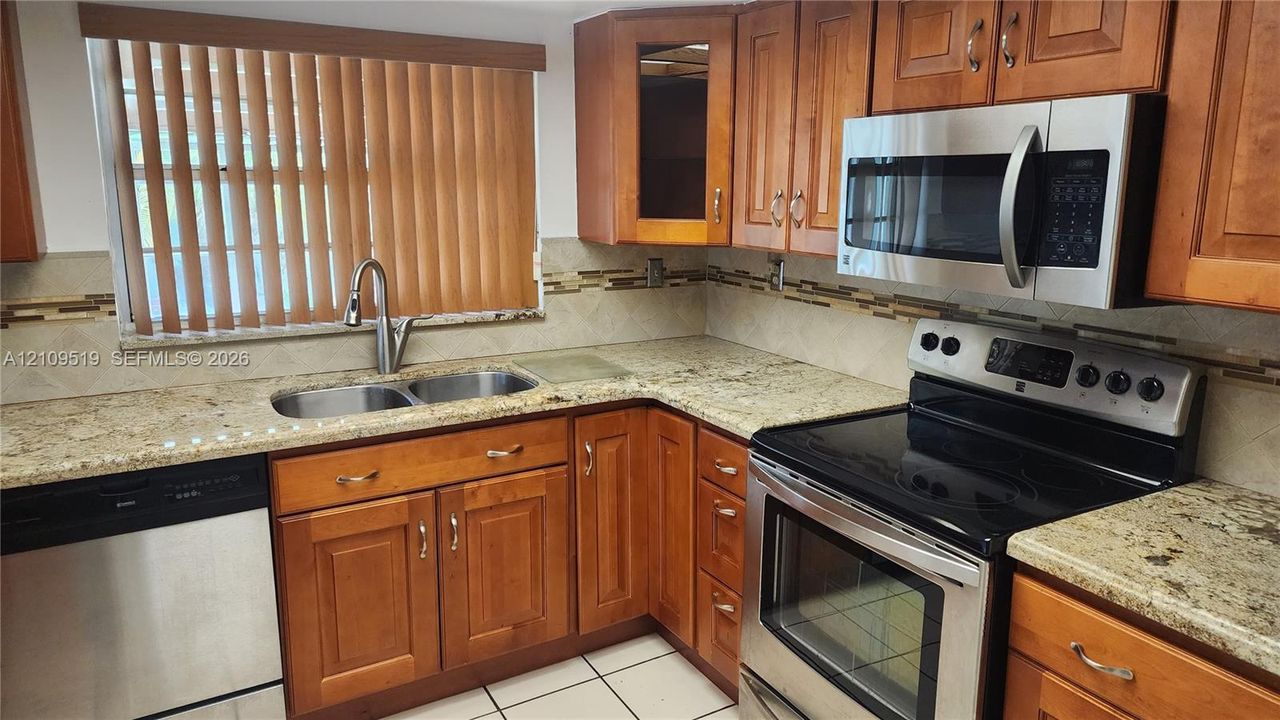 For Sale: $350,000 (2 beds, 2 baths, 1009 Square Feet)