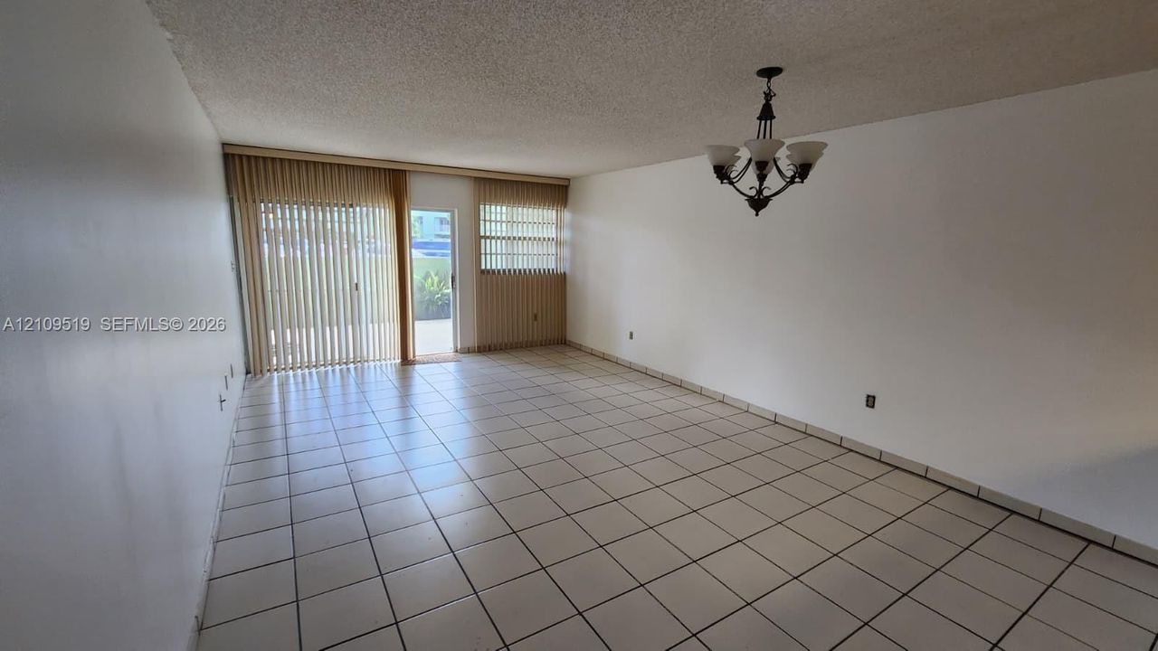 For Sale: $350,000 (2 beds, 2 baths, 1009 Square Feet)