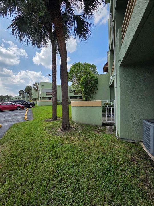 For Sale: $350,000 (2 beds, 2 baths, 1009 Square Feet)