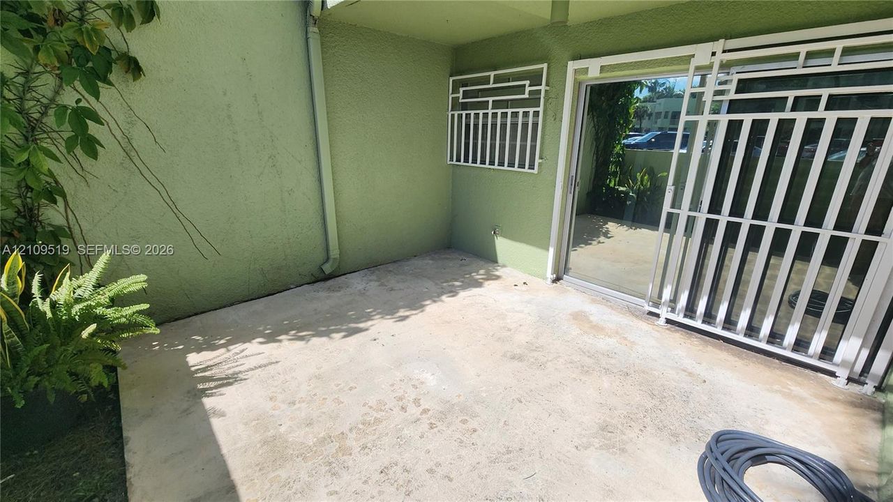 For Sale: $350,000 (2 beds, 2 baths, 1009 Square Feet)