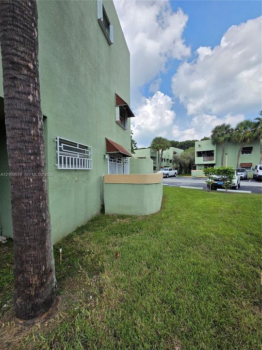 For Sale: $350,000 (2 beds, 2 baths, 1009 Square Feet)