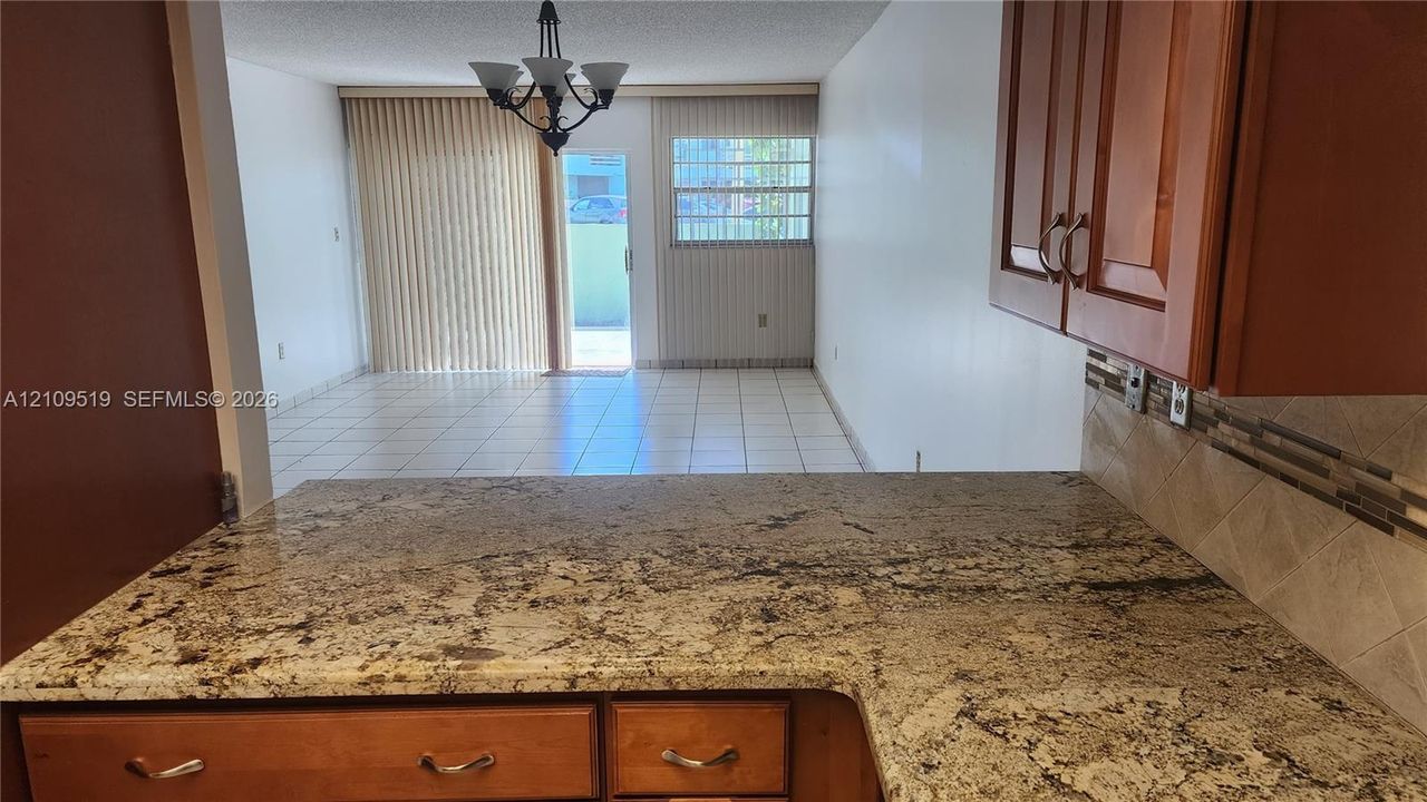For Sale: $350,000 (2 beds, 2 baths, 1009 Square Feet)