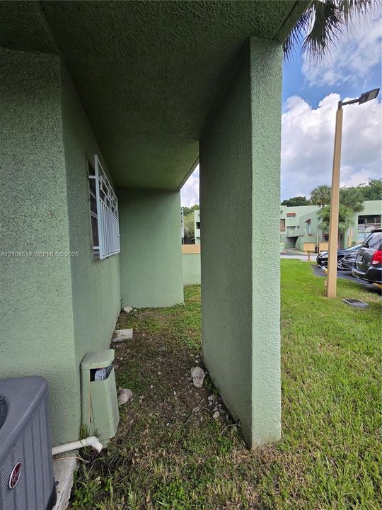 For Sale: $350,000 (2 beds, 2 baths, 1009 Square Feet)