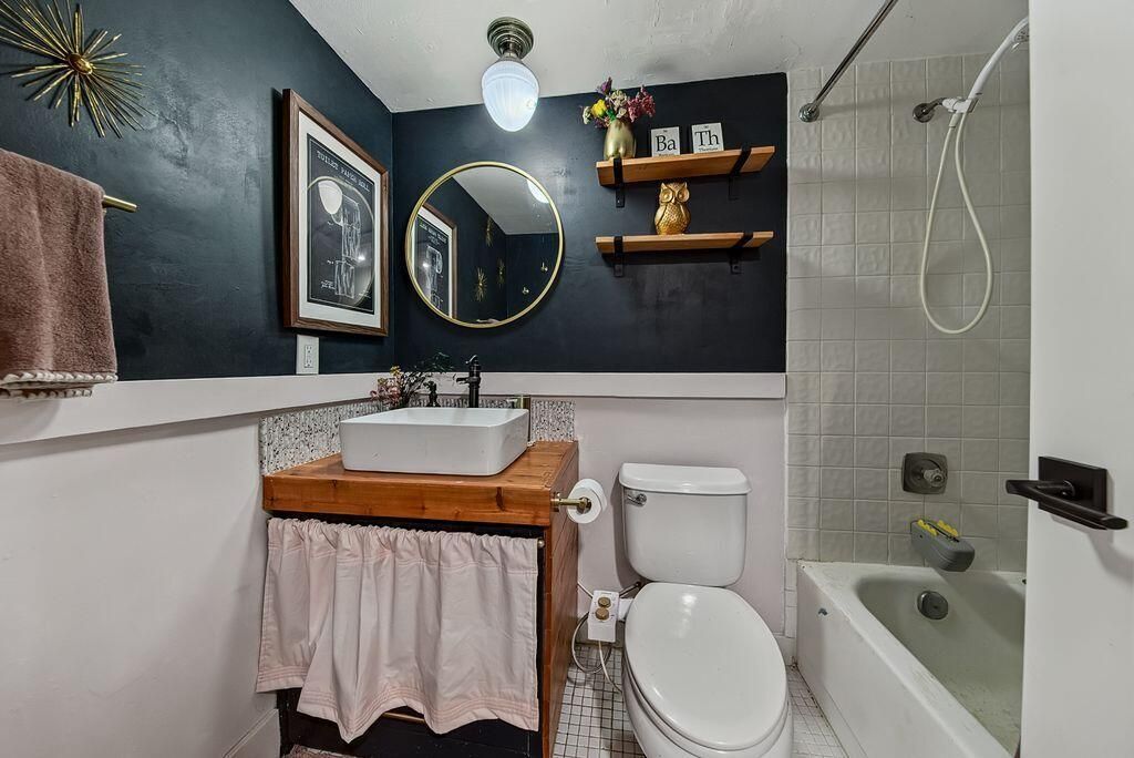 Bathroom with Shower/Tub