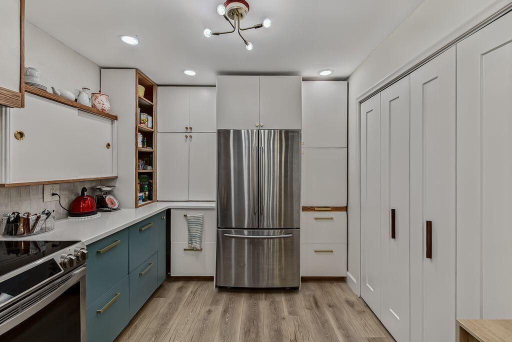 Additional cabinets with pantry