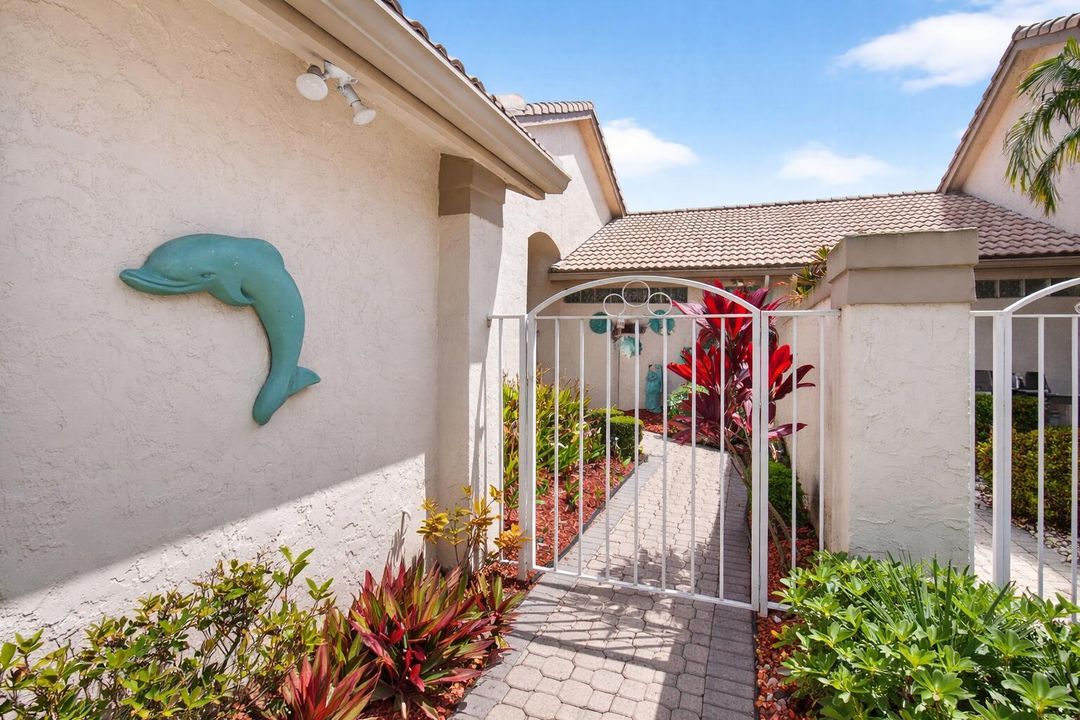 Charming Florida courtyard entrance
