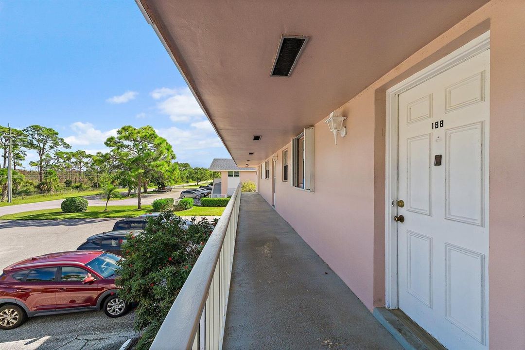 015-18081SECountryClubDr-Jupiter-SMALL