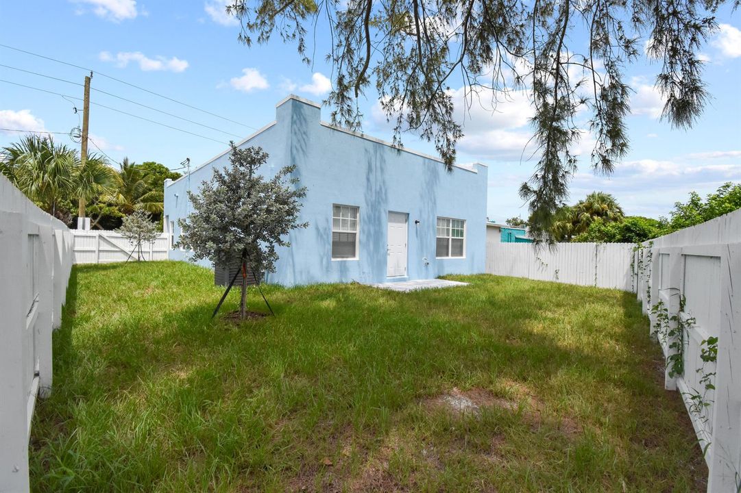 3804GreenwoodAve(34)
