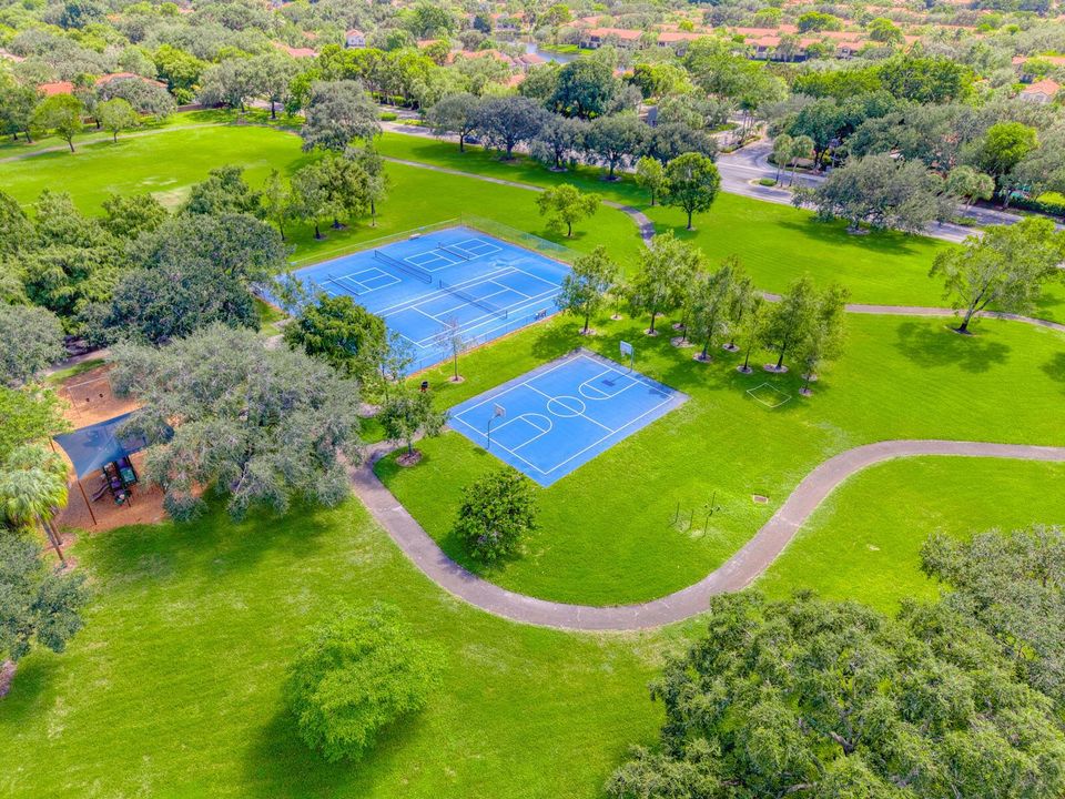 TENNINS AND BASKETBALL COURT