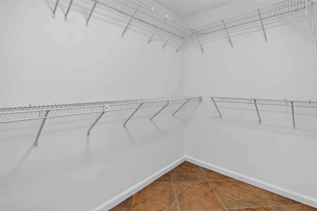 19 walk-in closet