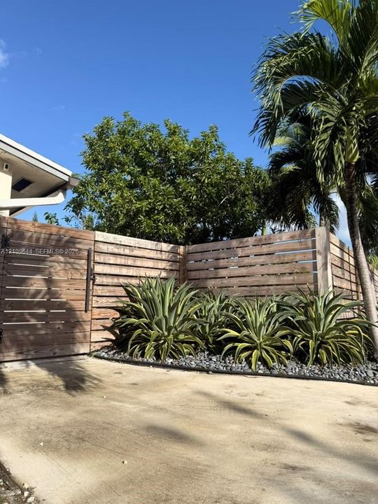 For Rent: $1,600 (1 beds, 1 baths, 1836 Square Feet)
