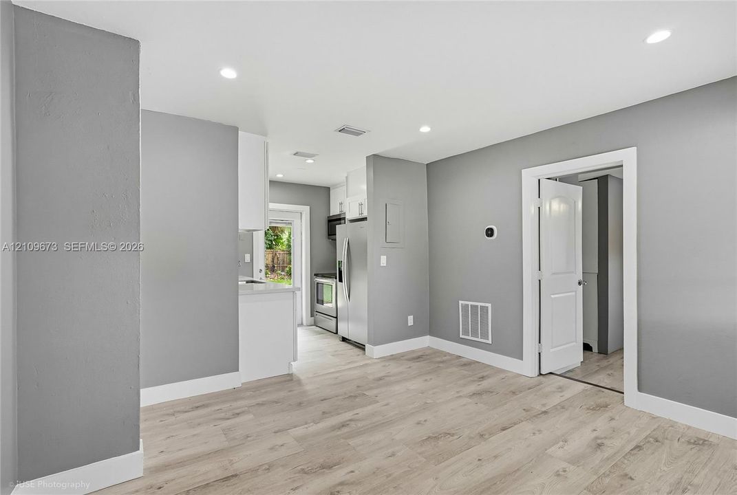 For Sale: $415,000 (3 beds, 2 baths, 886 Square Feet)