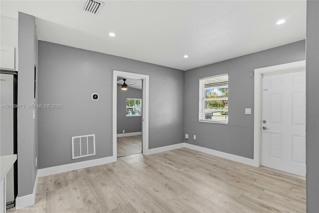 For Sale: $415,000 (3 beds, 2 baths, 886 Square Feet)