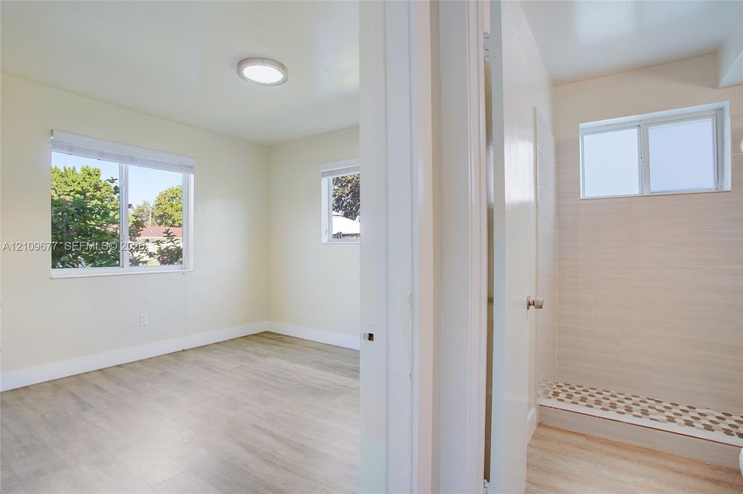 For Rent: $2,400 (2 beds, 1 baths, 984 Square Feet)