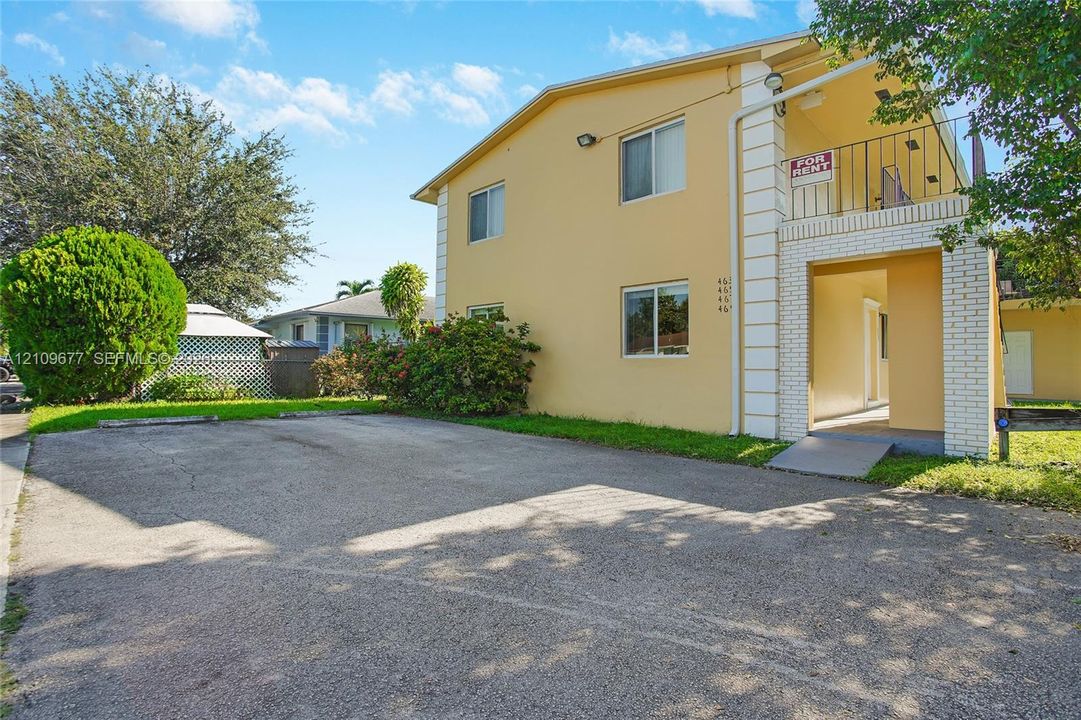 For Rent: $2,400 (2 beds, 1 baths, 984 Square Feet)