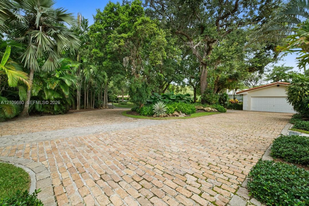 For Sale: $9,995,000 (6 beds, 6 baths, 6492 Square Feet)