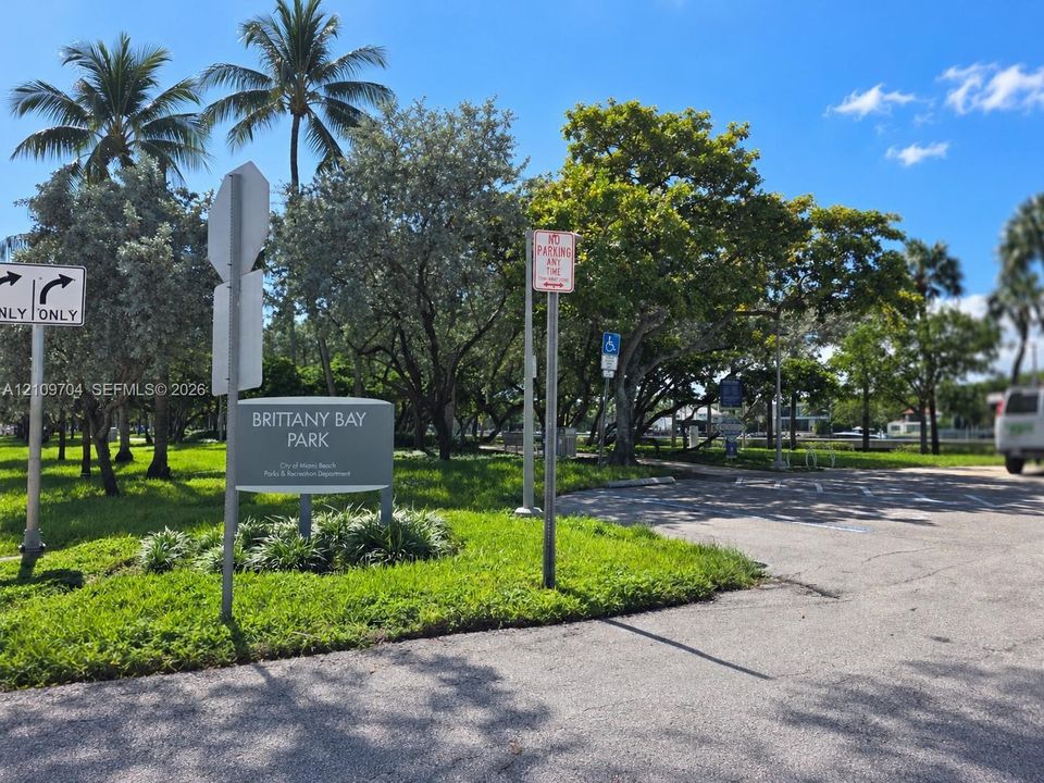 For Sale: $350,000 (1 beds, 1 baths, 910 Square Feet)