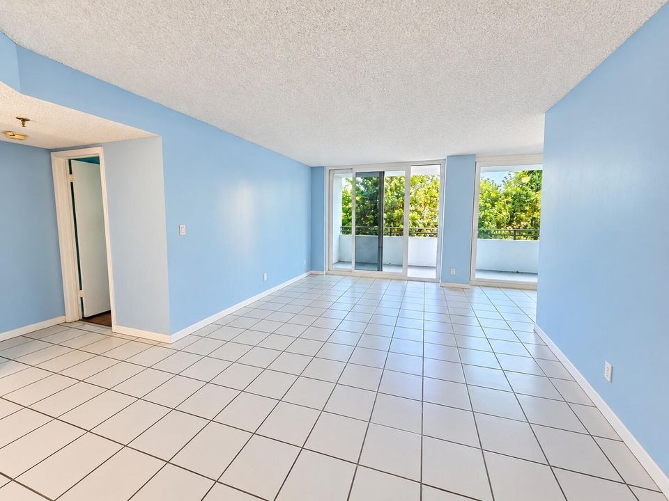 unstaged living room 1
