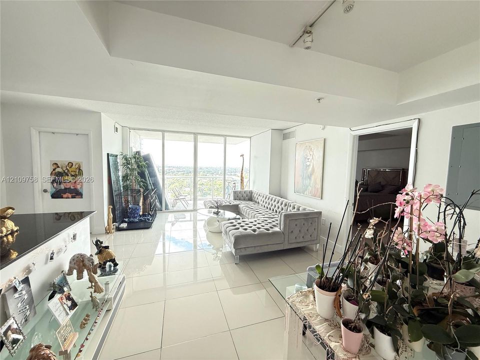 For Rent: $3,000 (2 beds, 2 baths, 948 Square Feet)