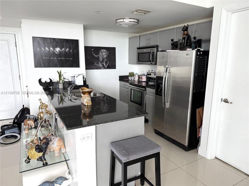 For Rent: $3,000 (2 beds, 2 baths, 948 Square Feet)