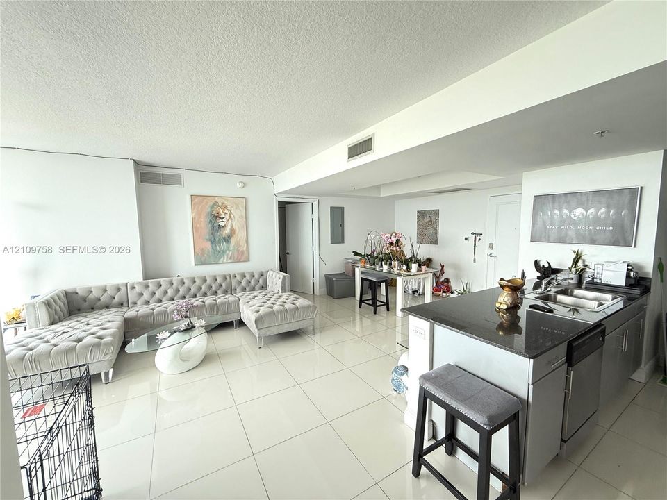 For Rent: $3,000 (2 beds, 2 baths, 948 Square Feet)