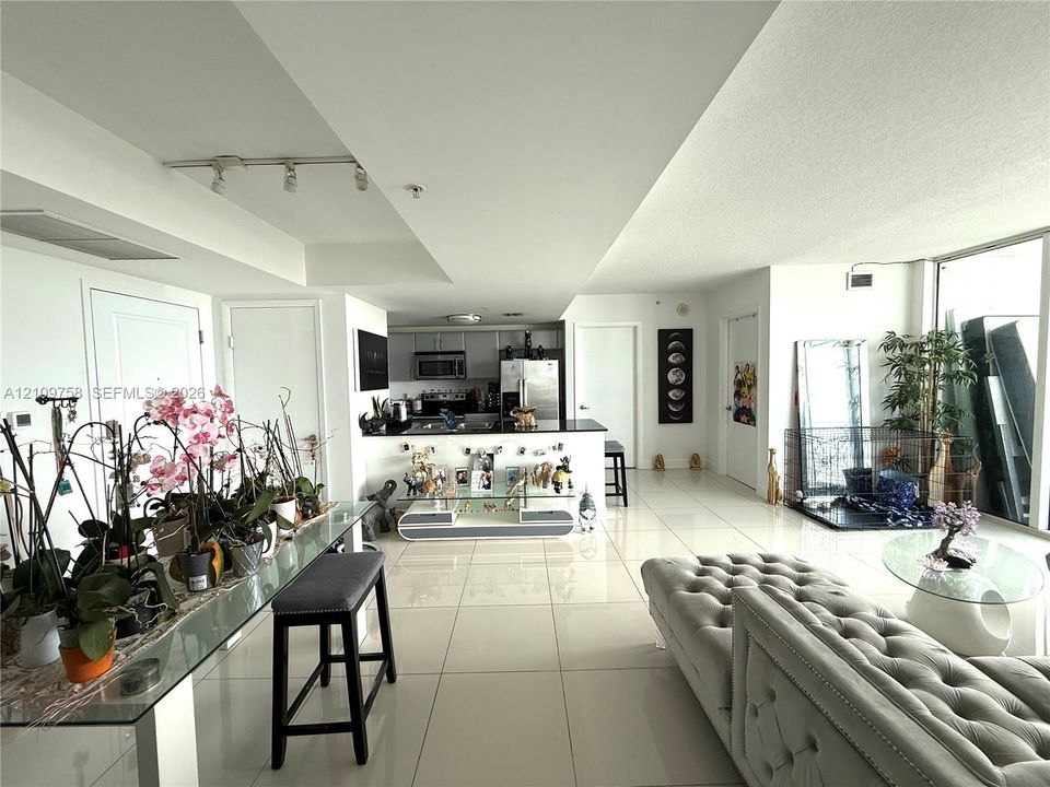For Rent: $3,000 (2 beds, 2 baths, 948 Square Feet)