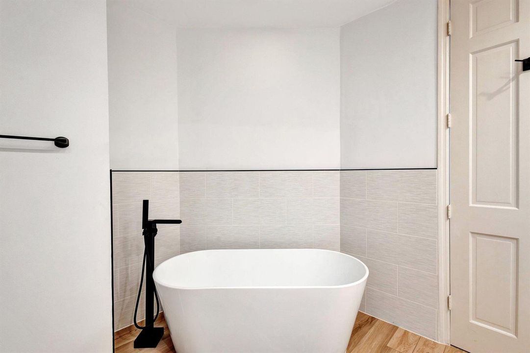 Downstairs main bathroom tub