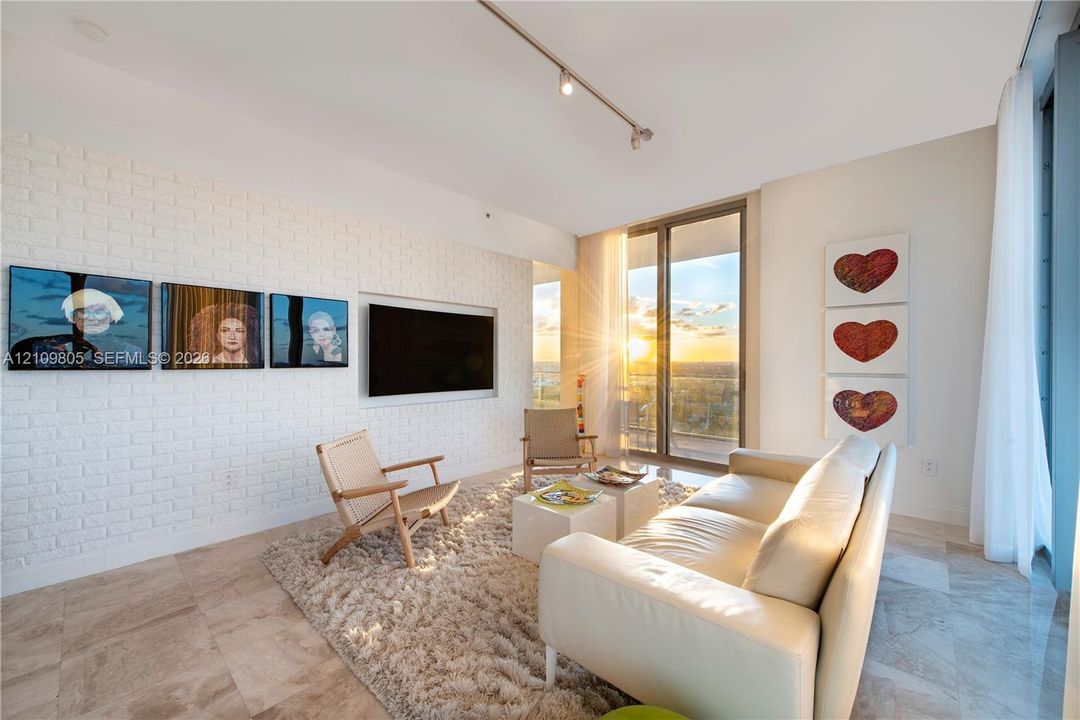 : $749,000 (3 camas, 2 baños, 1242 Pies cuadrados)