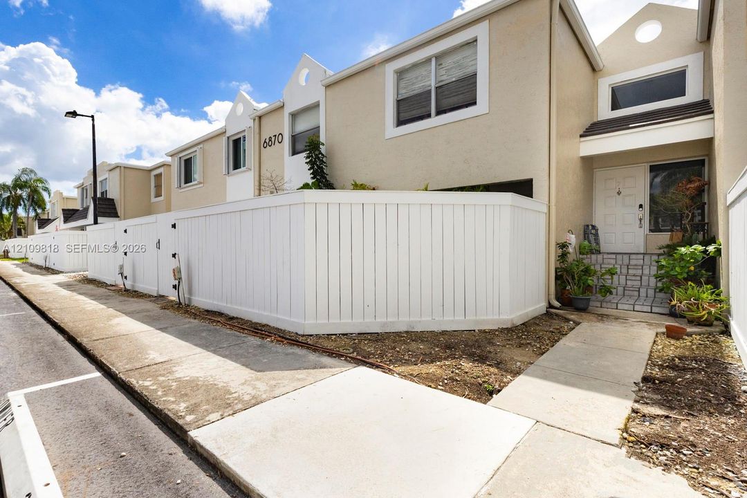 For Sale: $389,000 (2 beds, 2 baths, 1025 Square Feet)