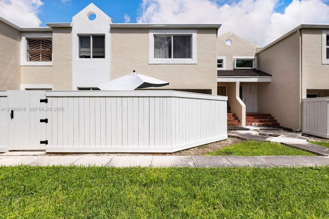 For Sale: $389,000 (2 beds, 2 baths, 1025 Square Feet)