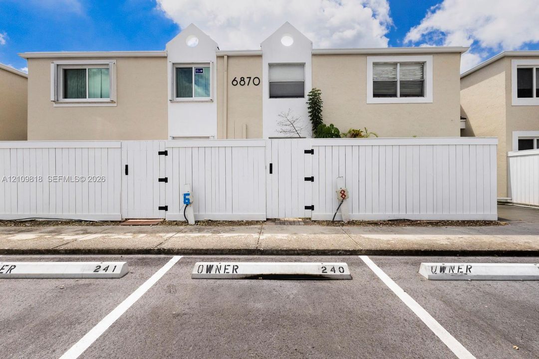 For Sale: $389,000 (2 beds, 2 baths, 1025 Square Feet)