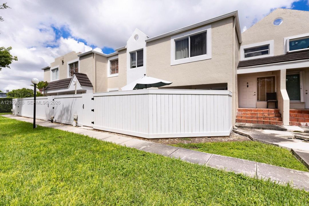 For Sale: $389,000 (2 beds, 2 baths, 1025 Square Feet)