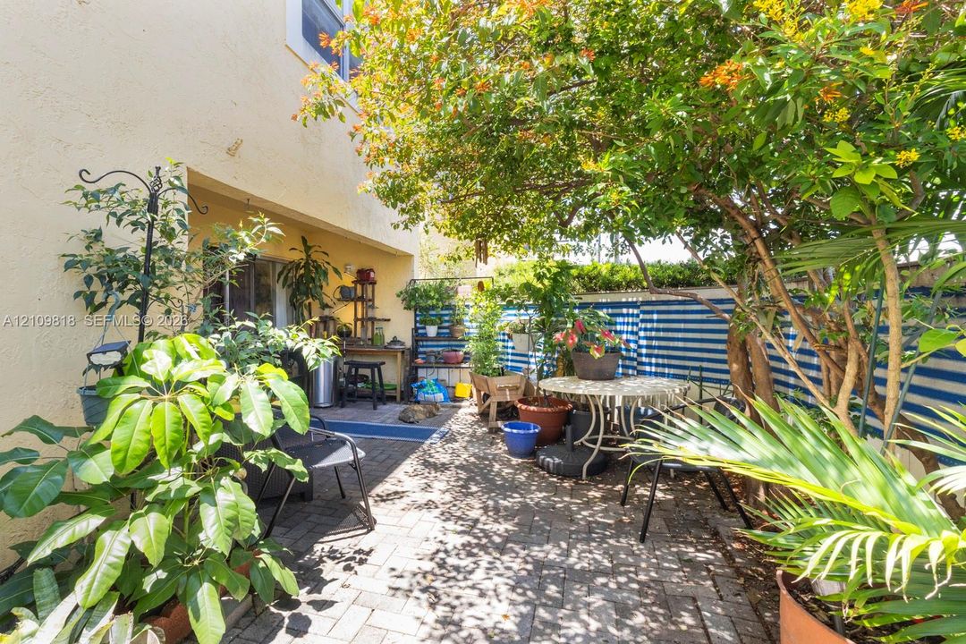 For Sale: $389,000 (2 beds, 2 baths, 1025 Square Feet)