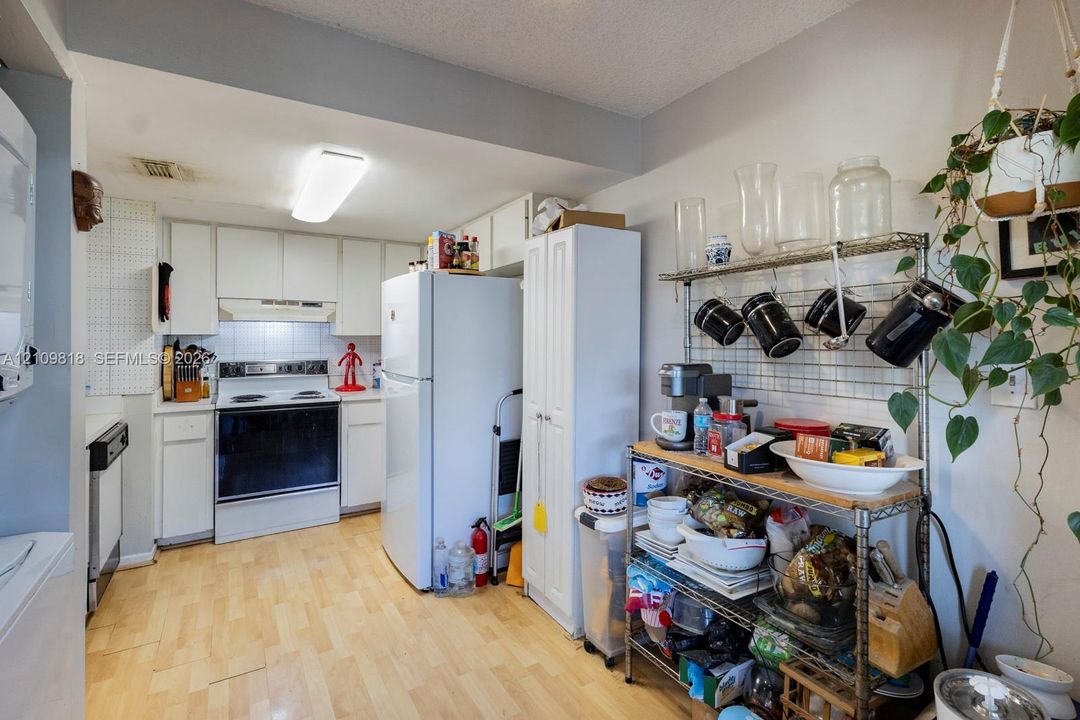 For Sale: $389,000 (2 beds, 2 baths, 1025 Square Feet)