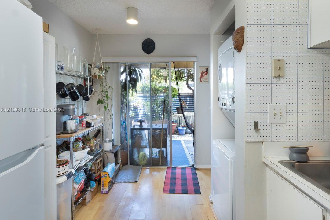For Sale: $389,000 (2 beds, 2 baths, 1025 Square Feet)