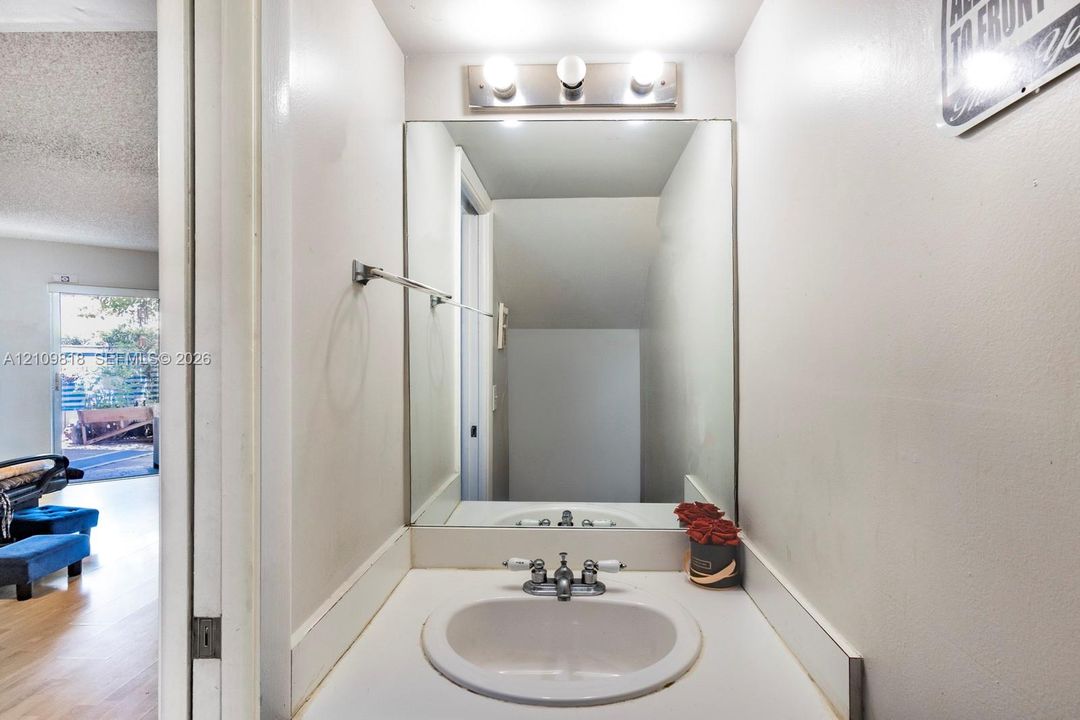 For Sale: $389,000 (2 beds, 2 baths, 1025 Square Feet)