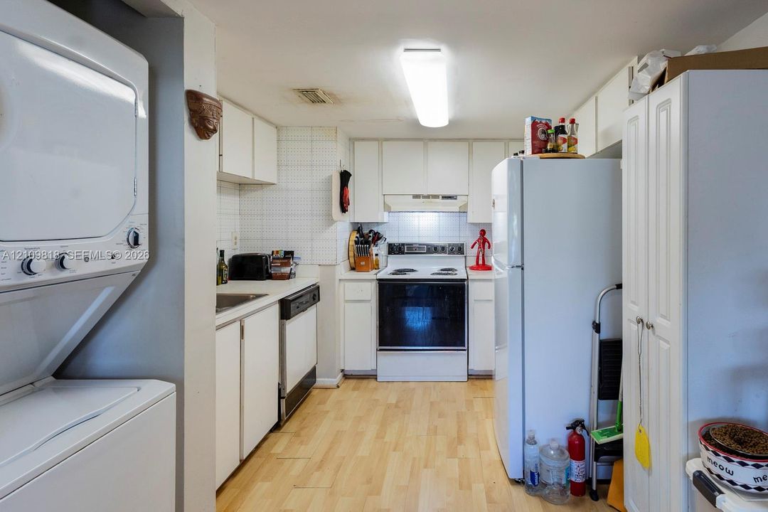 For Sale: $389,000 (2 beds, 2 baths, 1025 Square Feet)