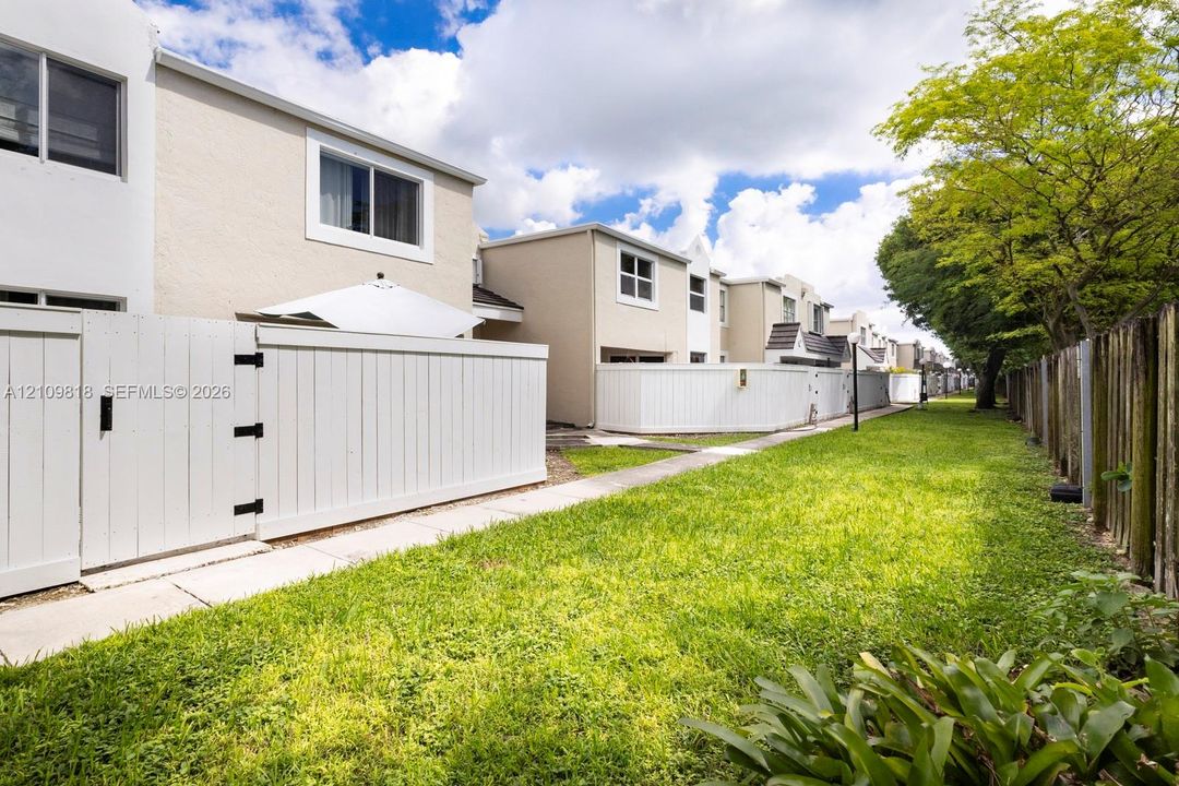 For Sale: $389,000 (2 beds, 2 baths, 1025 Square Feet)