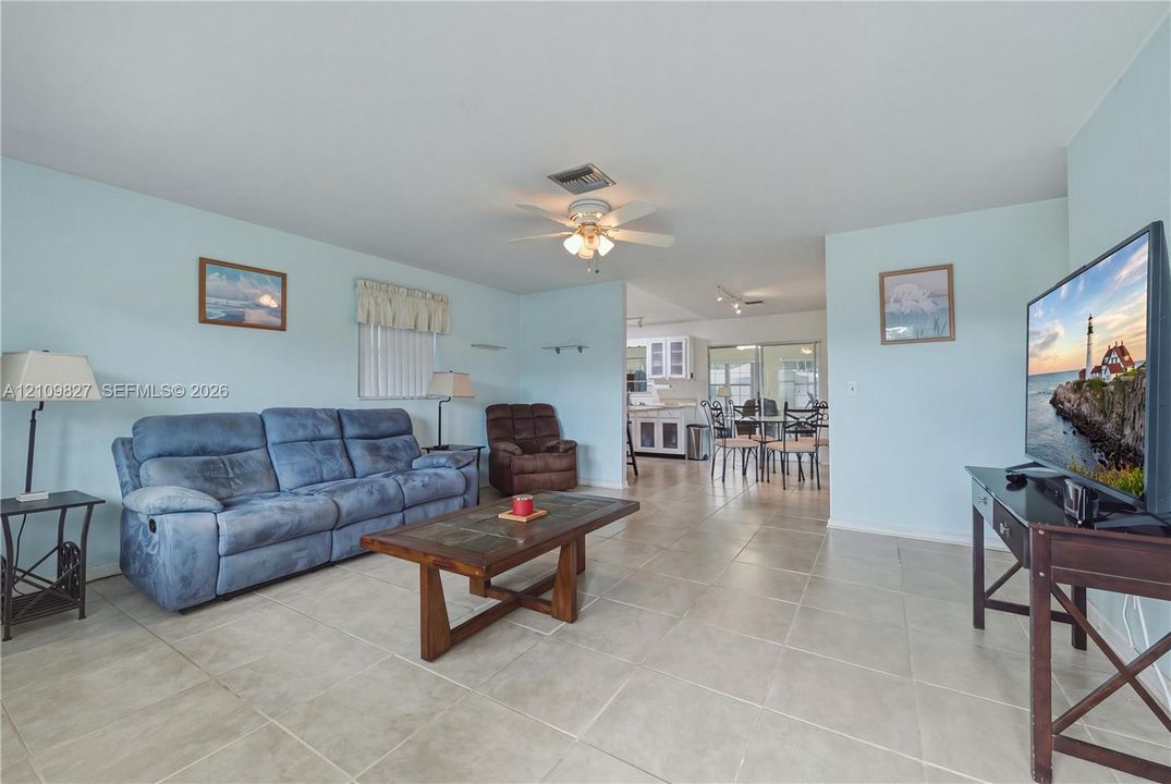 En Venta: $485,000 (3 camas, 2 baños, 1420 Pies cuadrados)