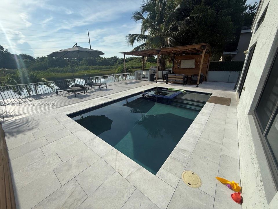 Pool & Lake View