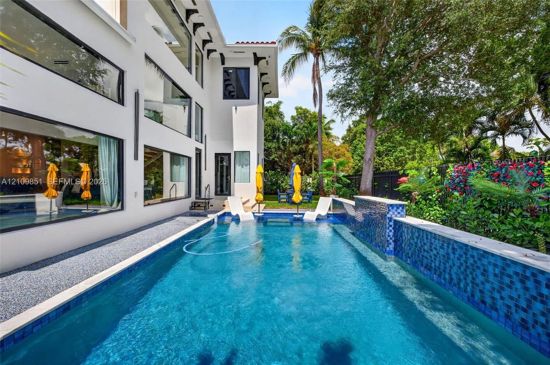 For Sale: $2,999,000 (4 beds, 4 baths, 3727 Square Feet)