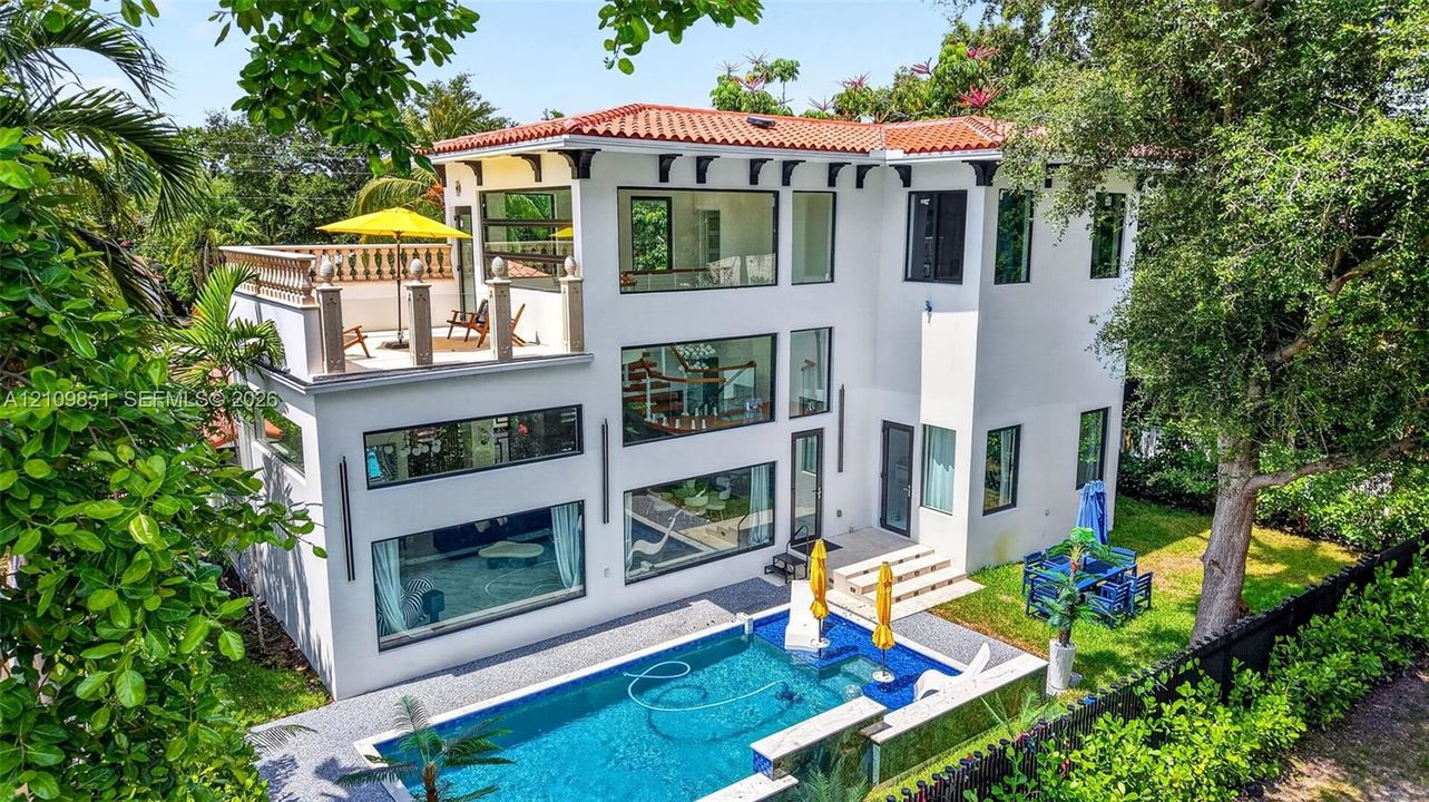 For Sale: $2,999,000 (4 beds, 4 baths, 3727 Square Feet)
